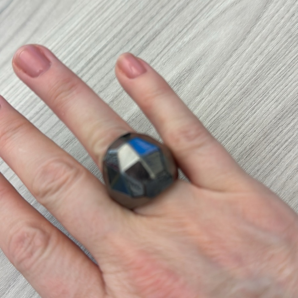 Costume jewelry ring plastic black and silver geometric - Picture 2 of 5